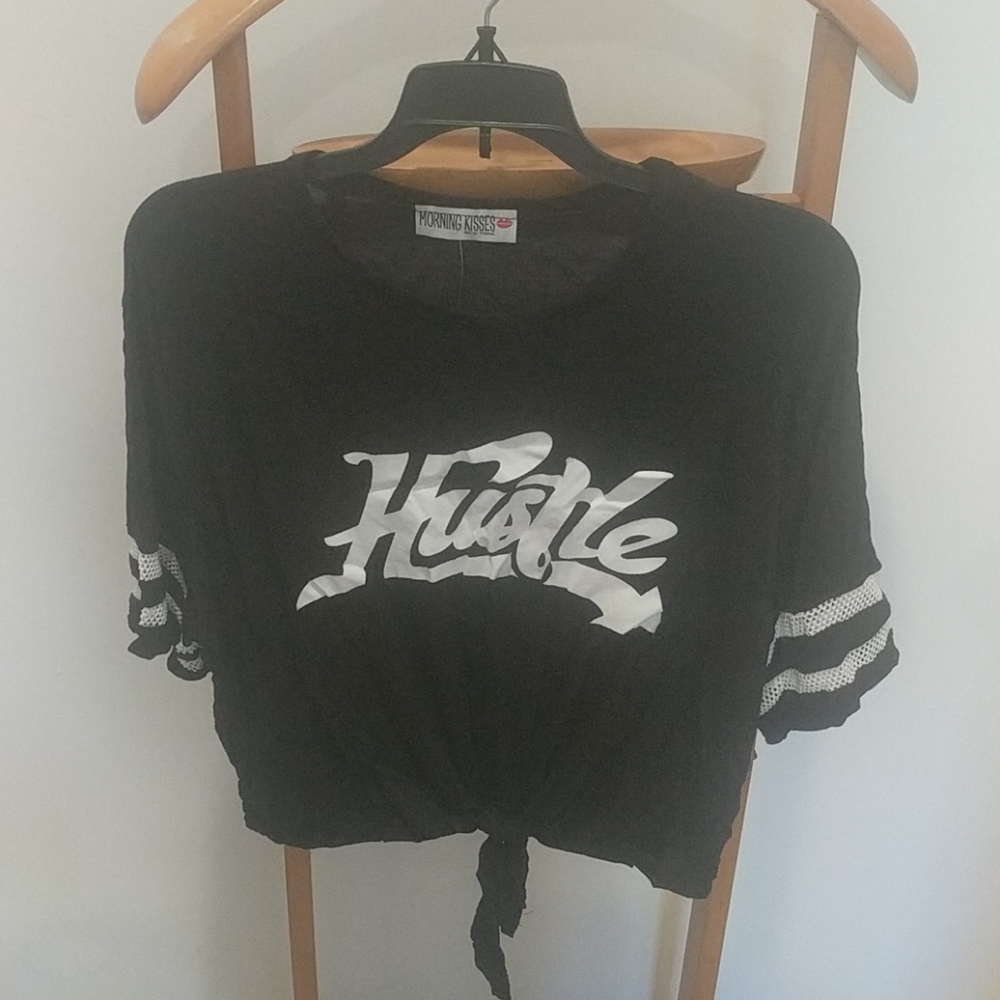2/$20 MORNING KISS N.Y BLACK CROPPED TOP L SHIRT